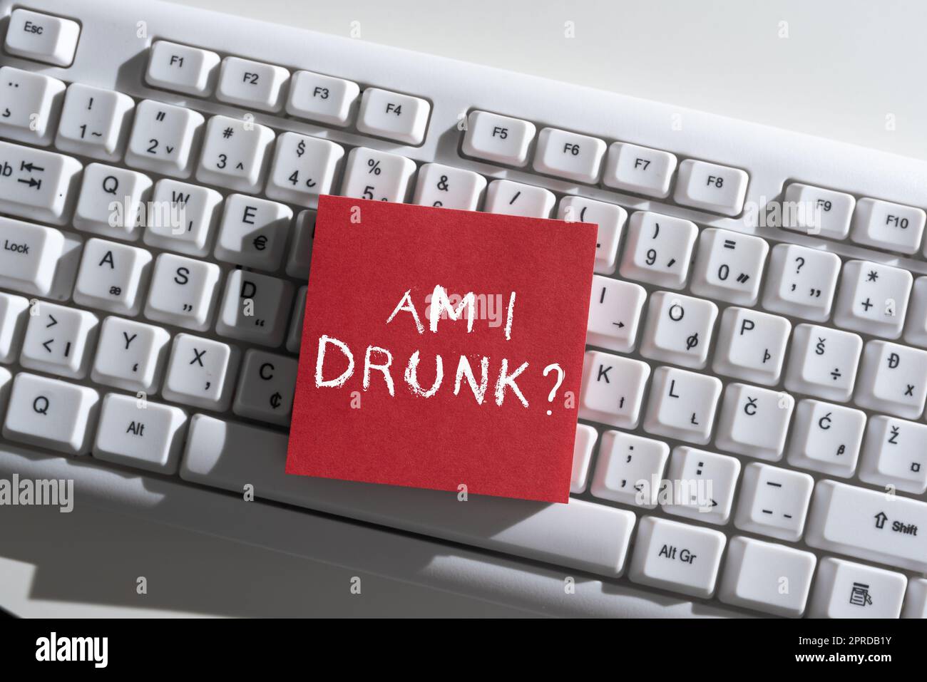 Texte montrant l'inspiration suis-je ivre. Internet concept douteux si mes taux d'alcool sont la dépendance élevée alcoolisme informations importantes écrites sur la note sur le bureau au-dessus du clavier. Banque D'Images