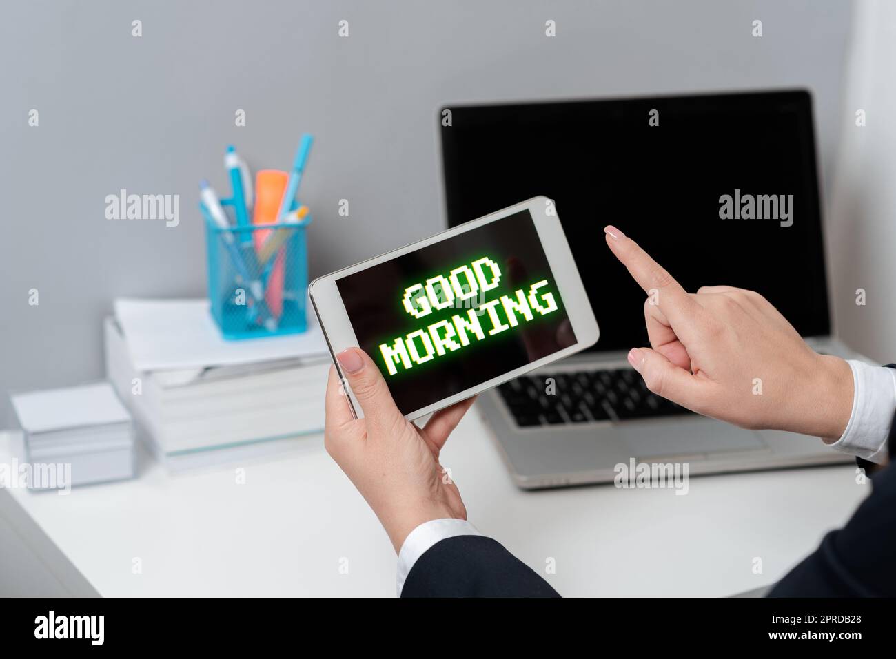 Légende du texte présentant Bonjour. Photo conceptuelle Une expression conventionnelle lors d'une réunion ou de la séparation dans le matin femme d'affaires tenant la tablette et pointant avec un doigt sur les nouvelles importantes Banque D'Images