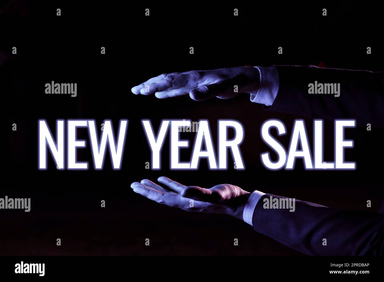 Affichage conceptuel solde de la nouvelle année. Business Showcase réductions finales de saison des fêtes réductions de prix offres homme d'affaires présentant des informations importantes entre les mains. Banque D'Images