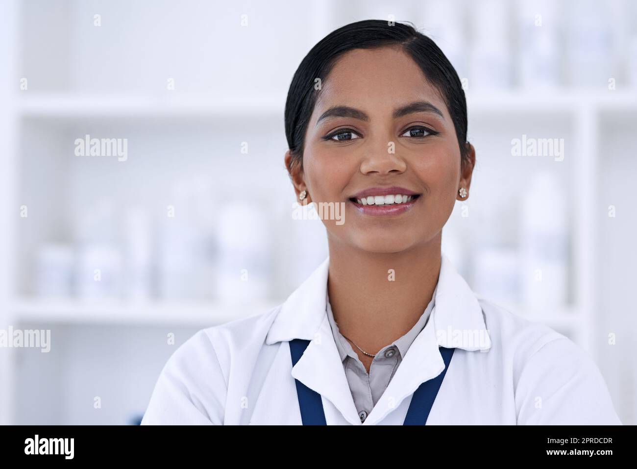 Vous trouverez vos réponses par la recherche. Portrait rogné d'une jeune scientifique attrayante debout dans son laboratoire. Banque D'Images