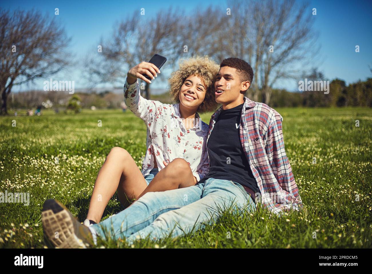 Selfie avec ma personne préférée. Un jeune couple prenant un selfie tout en passant la journée au parc. Banque D'Images