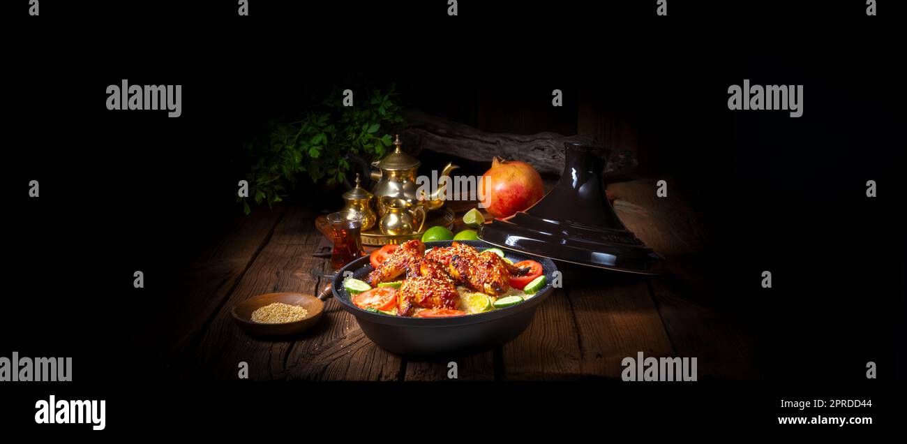 couscous avec ailes de poulet frites épicées Banque D'Images