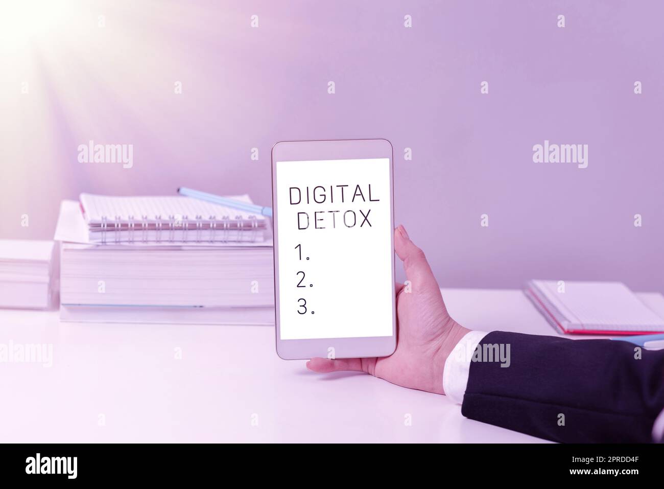 Panneau d'écriture à la main Digital Detox. Présentation de l'entreprise sans appareils électroniques déconnecter pour reconnecter la femme d'affaires en position non branchée tenant le téléphone mobile avec des messages importants. Banque D'Images