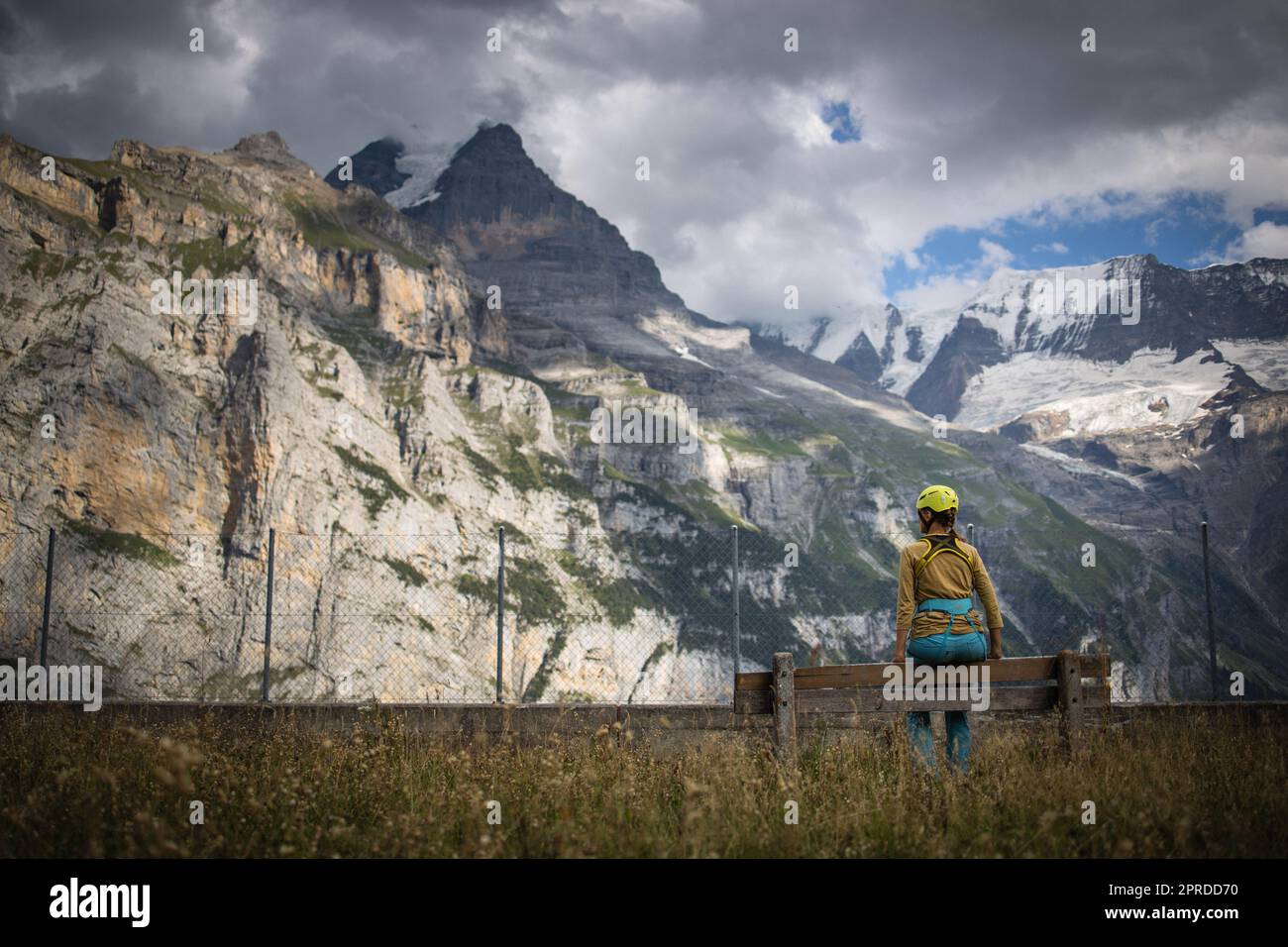 Jolie, femme climber en via ferrata - escalade sur un rocher dans les Alpes Suisses Banque D'Images