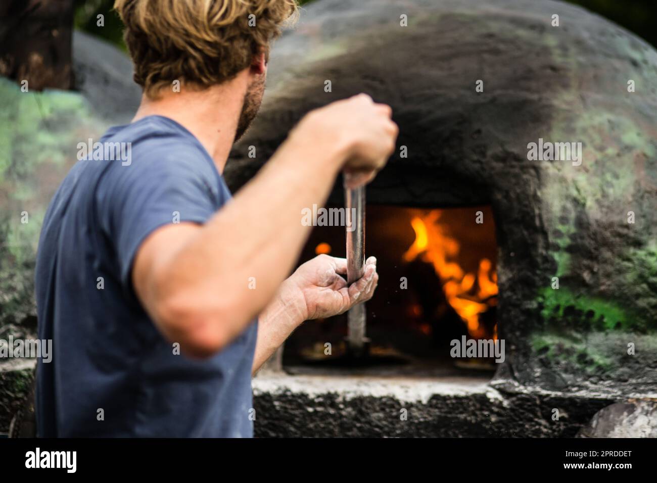 Faire cuire la pizza au four dans un four à bois traditionnel en pierre