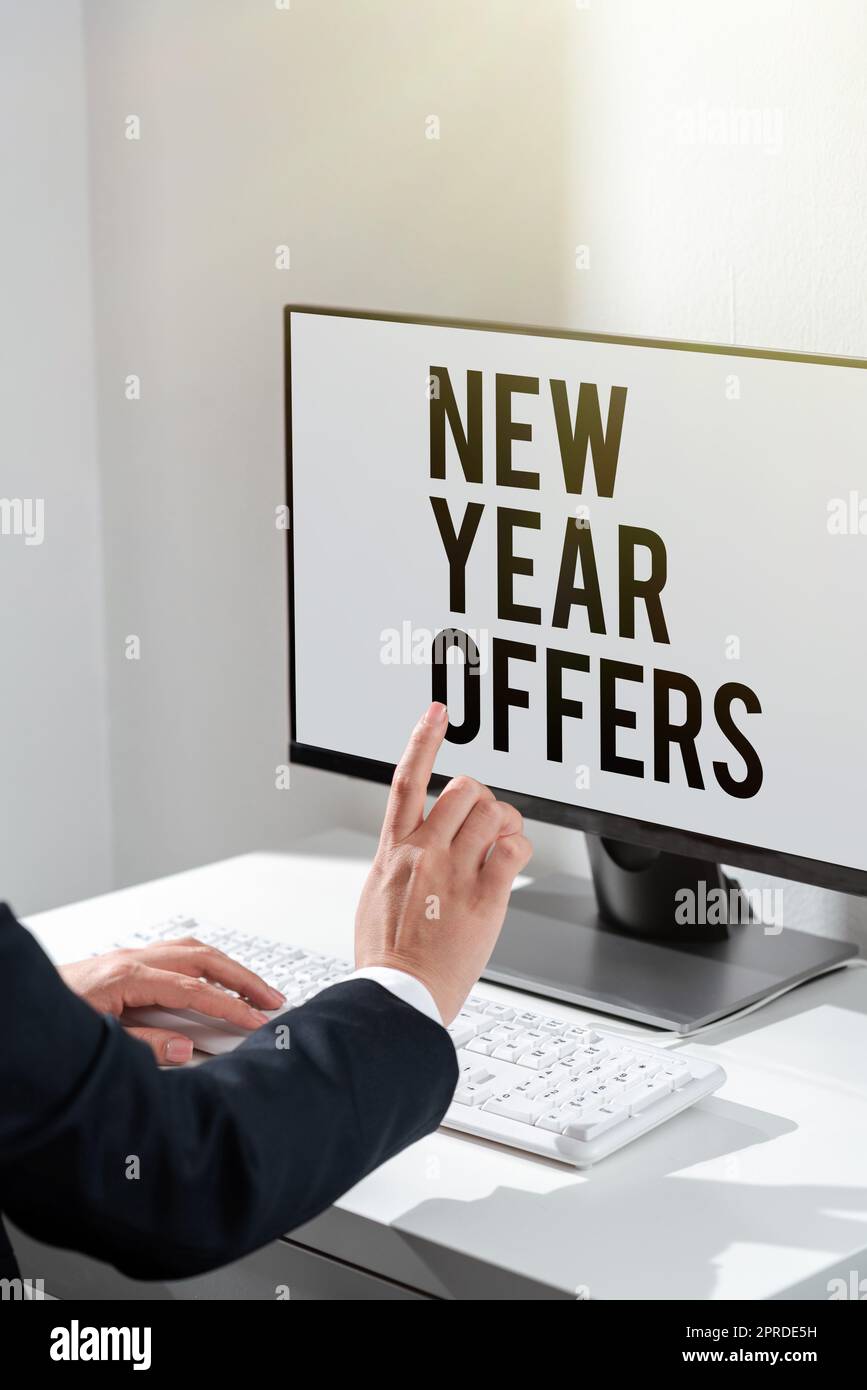 Offres de la nouvelle année avec légende conceptuelle. Concept signification réductions finales de la saison des fêtes réductions de prix ventes Notebook avec Nouveau message sur le bureau avec stylos, écouteurs et trombones. Banque D'Images