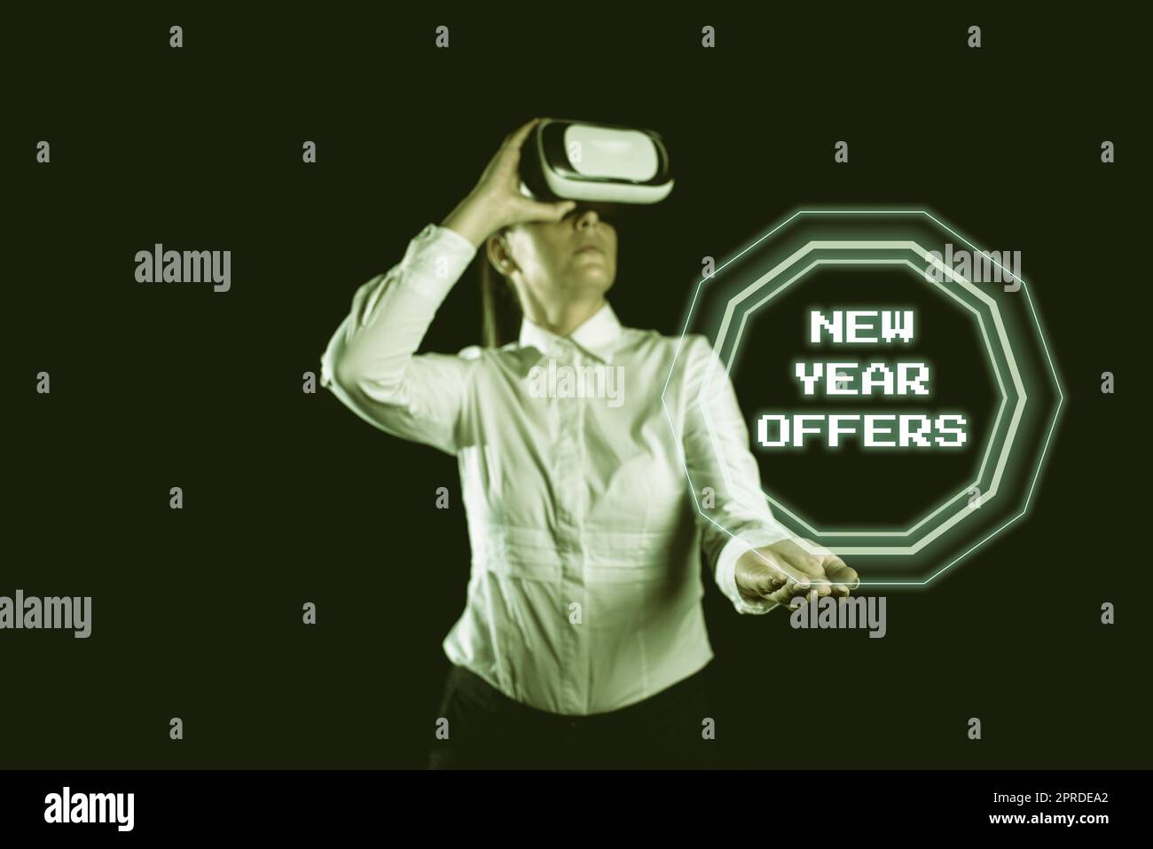 Rédaction affichant le texte des offres du nouvel an. Mot écrit sur les réductions de prix de fin de saison de vacances ventes vide papier avec des feuilles décorées pour la publicité d'affaires. Banque D'Images