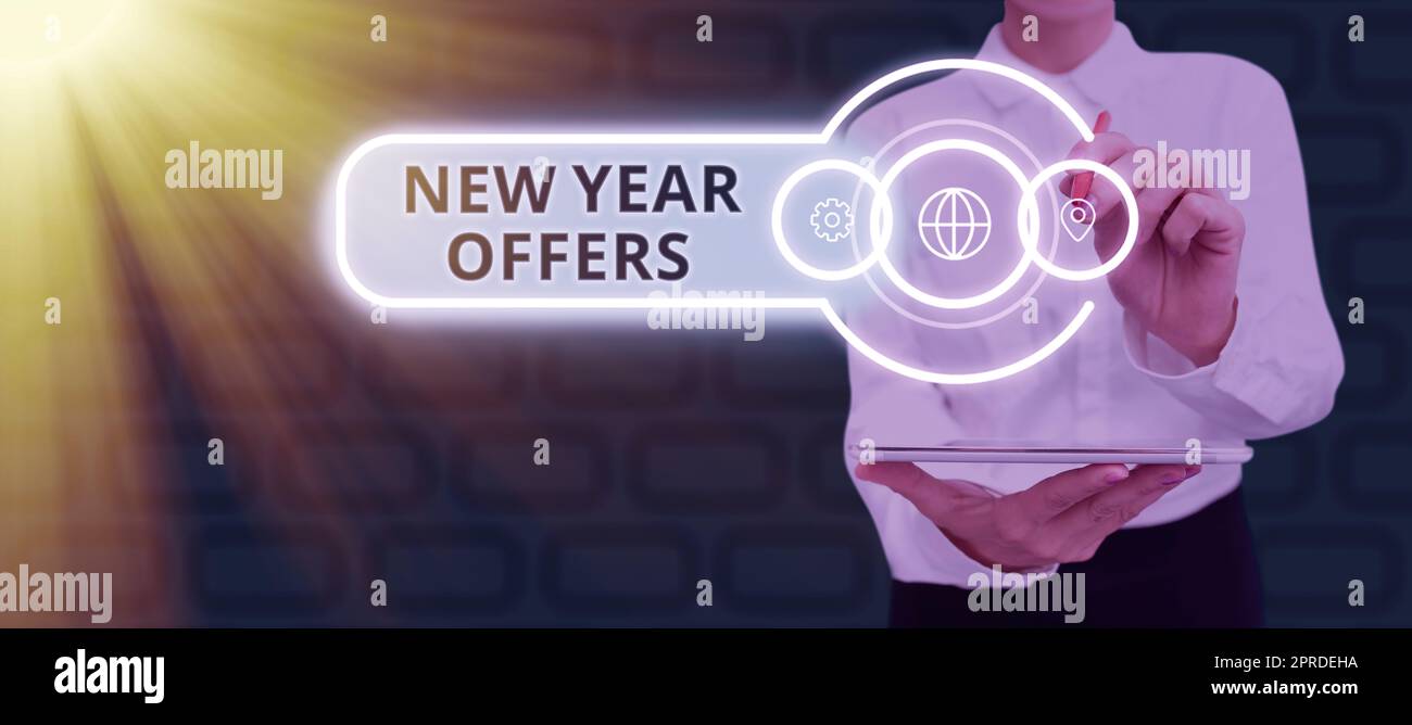 Offres de la nouvelle année avec légende conceptuelle. Approche commerciale réductions de prix de la dernière saison des fêtes ventes Lady en costume tenant un stylo symbolisant les succès du travail d'équipe. Banque D'Images