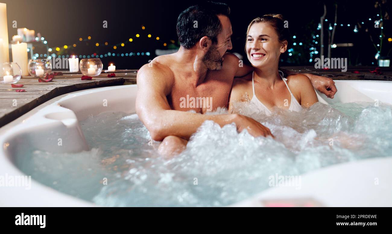 Hot tub couple outdoors Banque de photographies et d'images à haute  résolution - Alamy