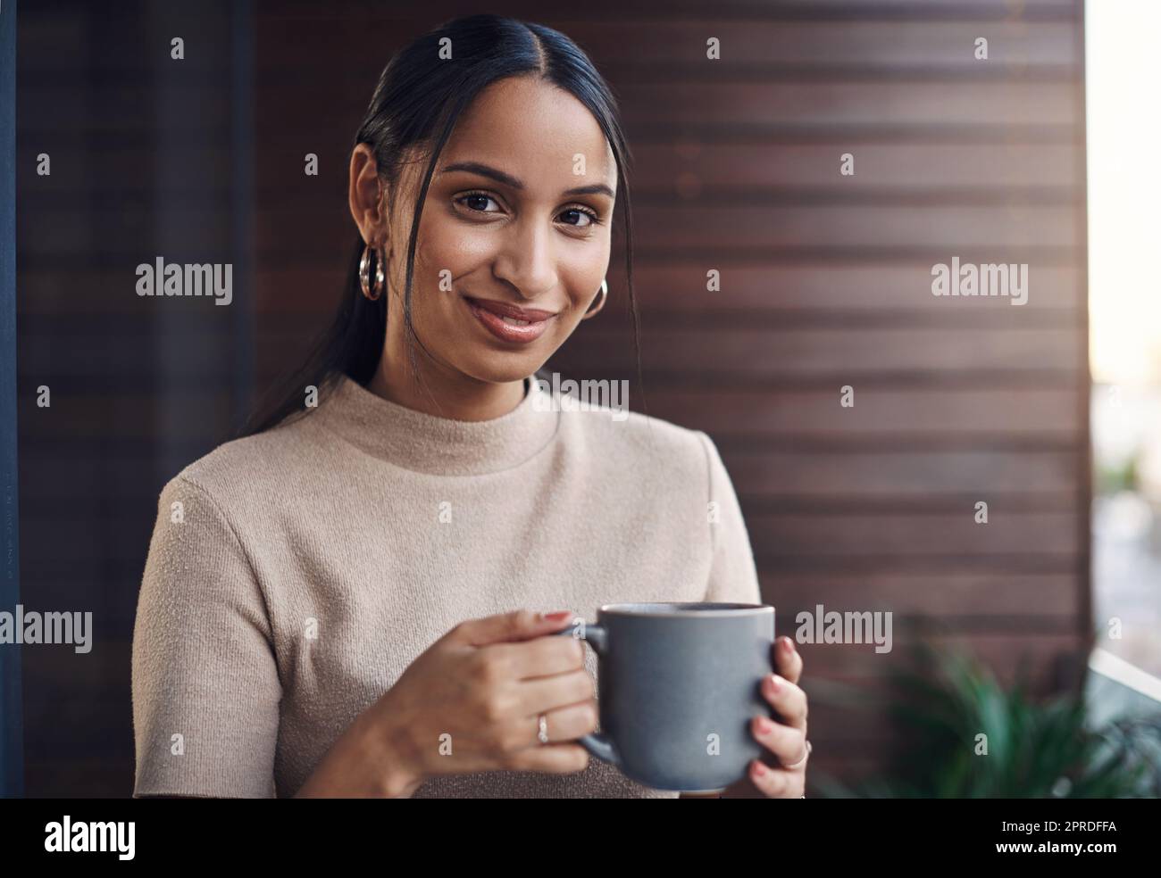 Disons simplement que je travaille mieux avec le café. Portrait court d'une jeune femme d'affaires attrayante qui boit son café au bureau. Banque D'Images