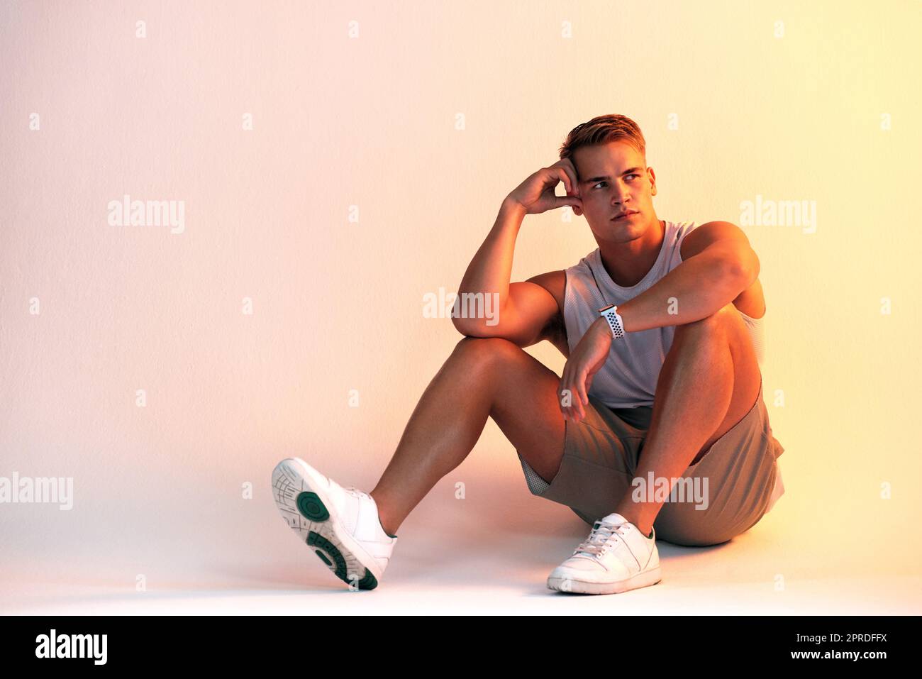 Travaillez plus que votre corps. Photo en studio d'un jeune athlète de sexe masculin à l'aspect réfléchi sur un fond multicolore. Banque D'Images