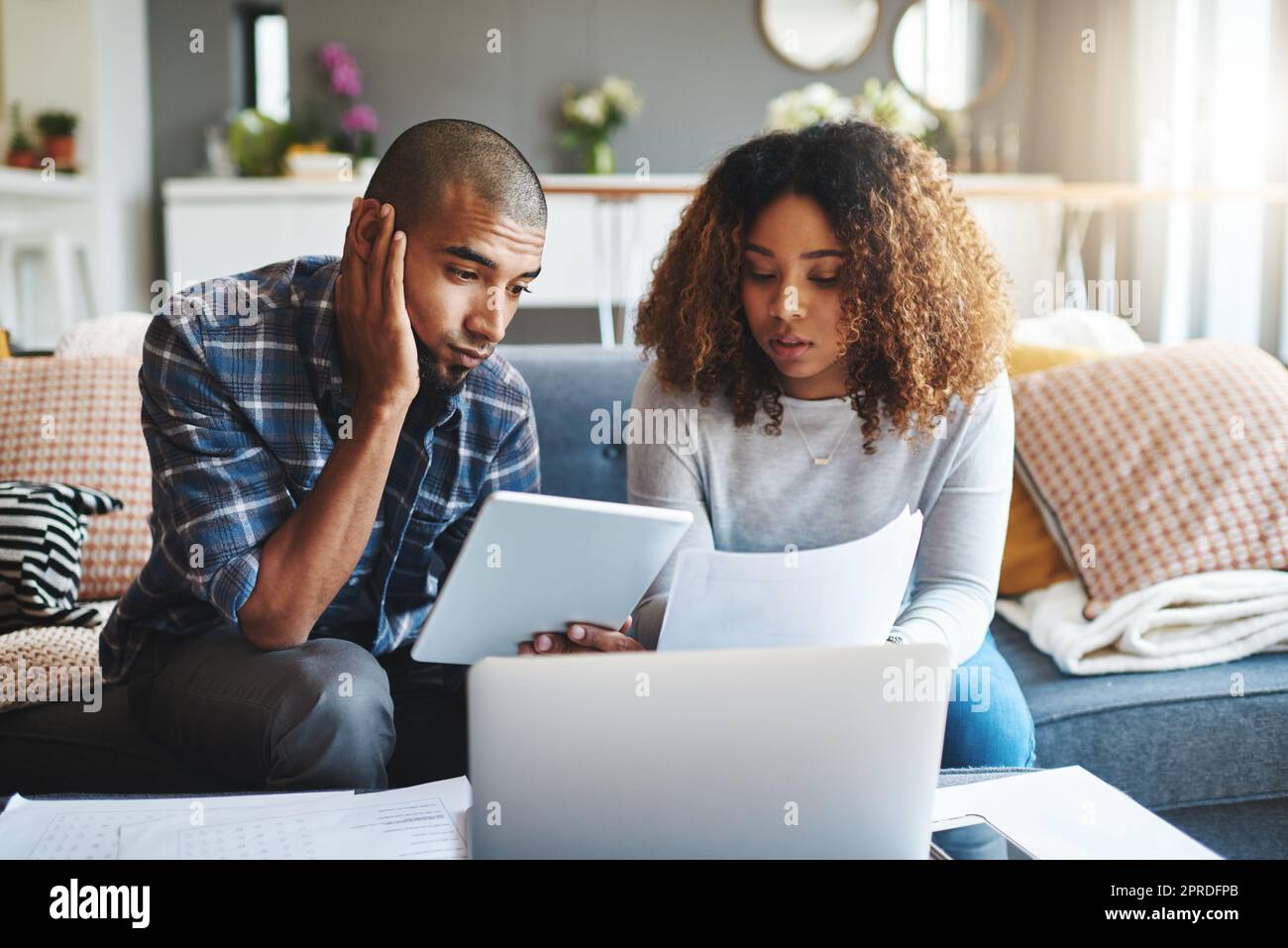 Un couple stressé, inquiet et anxieux qui fait des finances, du budget et de la banque sur Internet. Un couple contrarié qui regarde les économies et l'investissement en ligne. L'homme et la femme luttent avec la dette, le prêt et le paiement d'obligations Banque D'Images