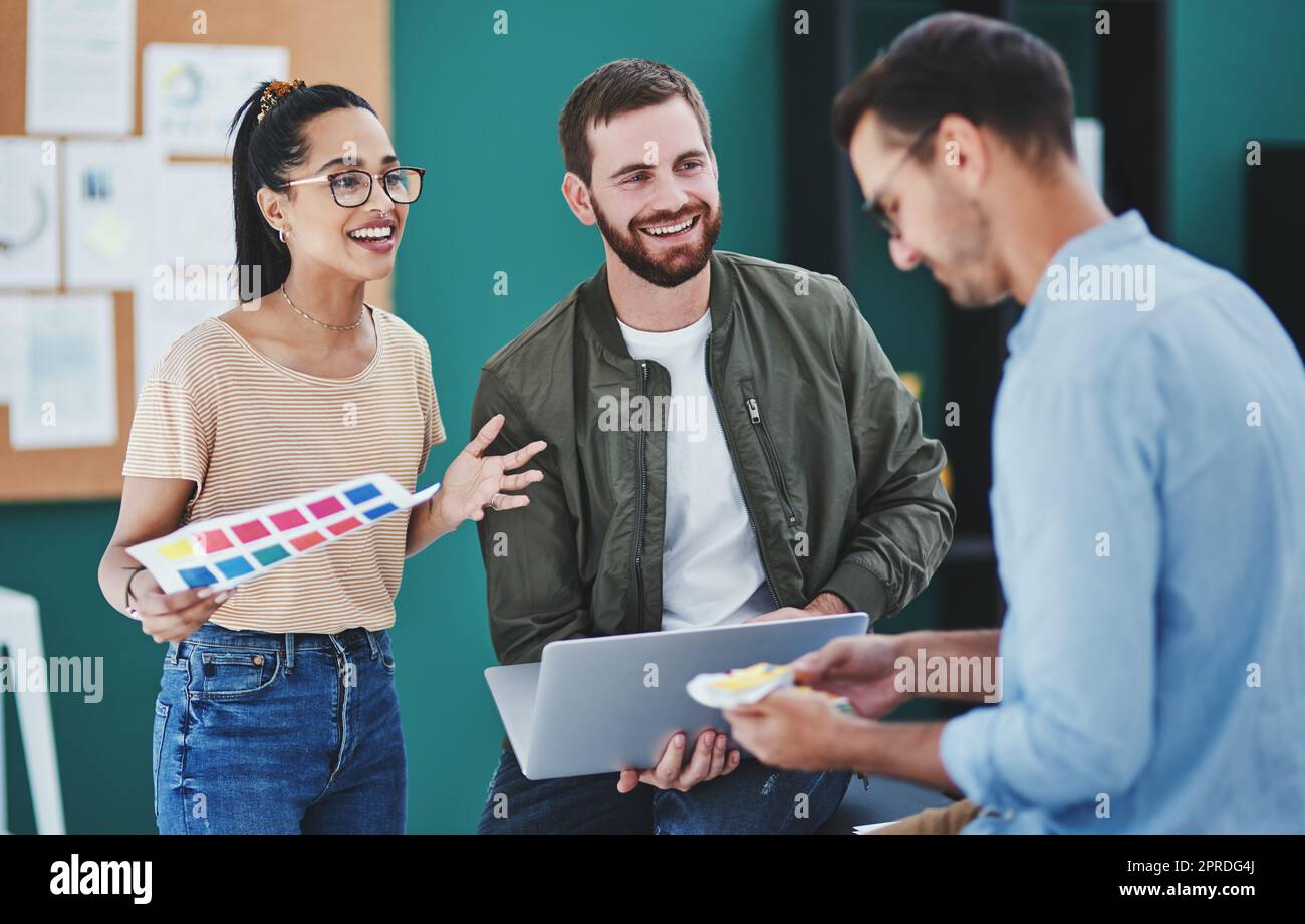 Explorer et créer une image de marque qui fonctionne. Un groupe de jeunes designers ayant une discussion dans un bureau. Banque D'Images