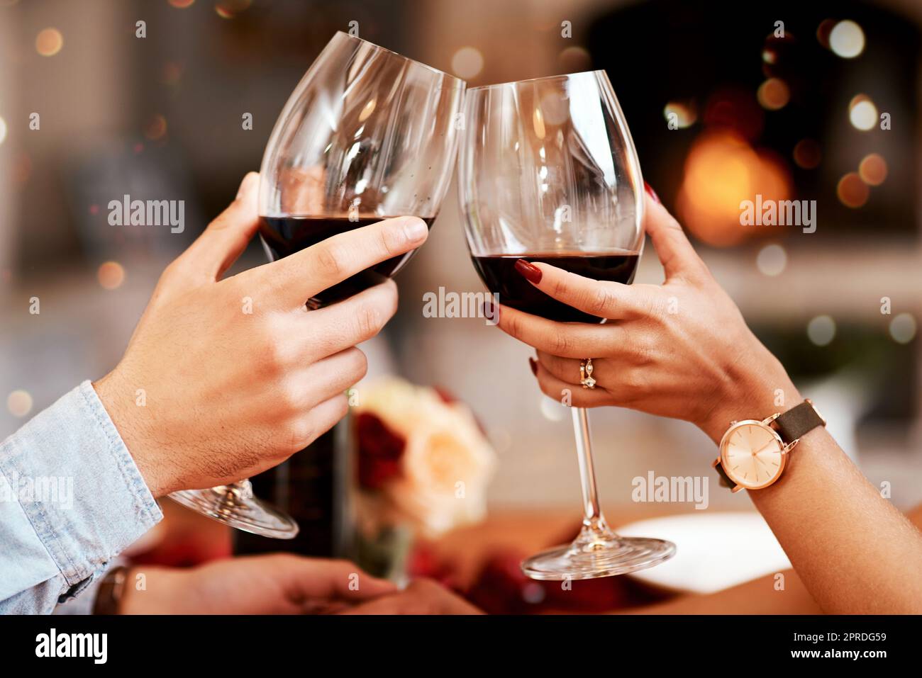 Des encouragements à l'amour et tout ce qui l'accompagne. Un couple marié partage un toast lors d'un dîner romantique. Banque D'Images