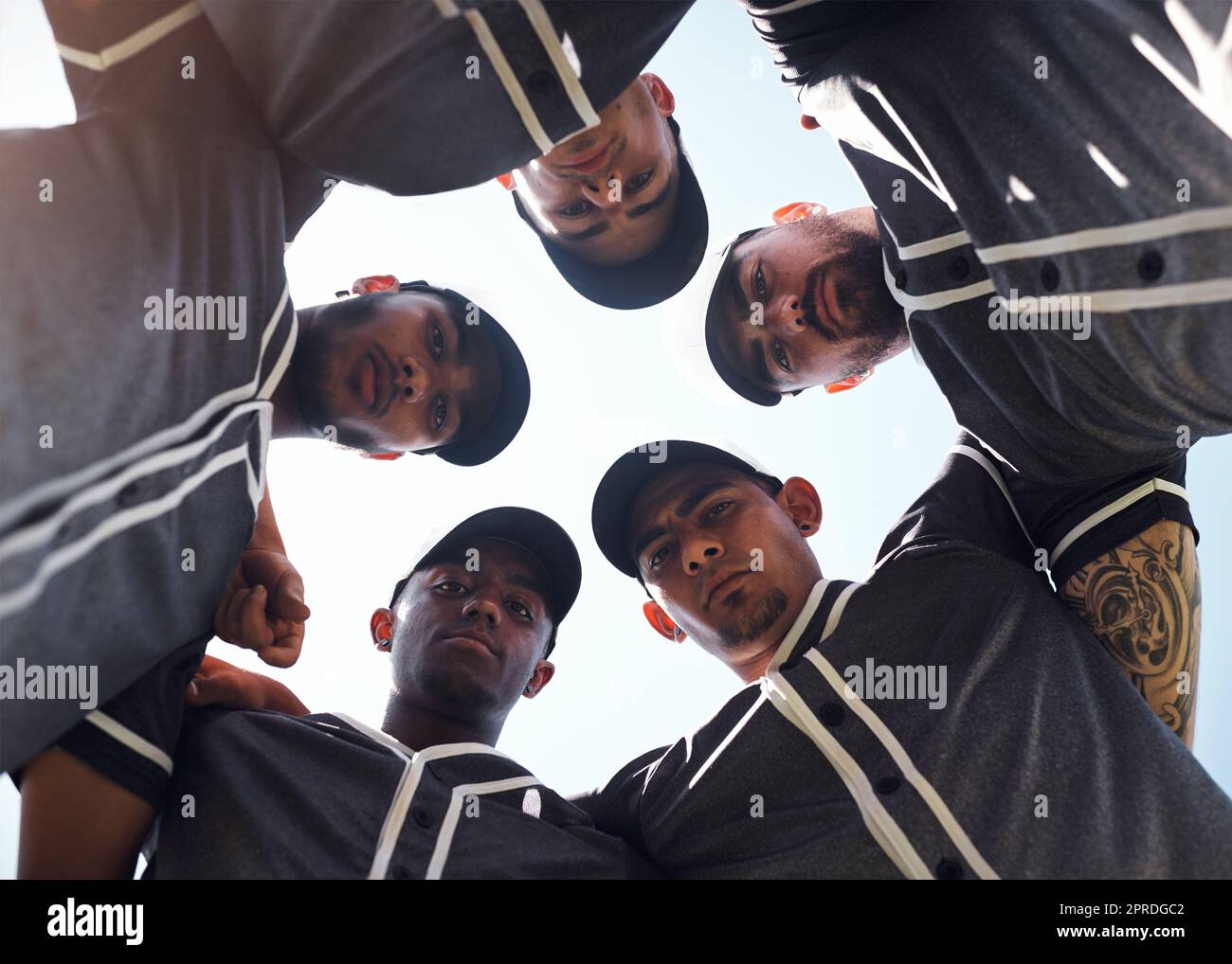 Si vous avez pensé que vous avez vu le meilleur, pensez à nouveau. Tir en contre-plongée d'un groupe de jeunes hommes qui se sont rassemblés lors d'un match de baseball. Banque D'Images