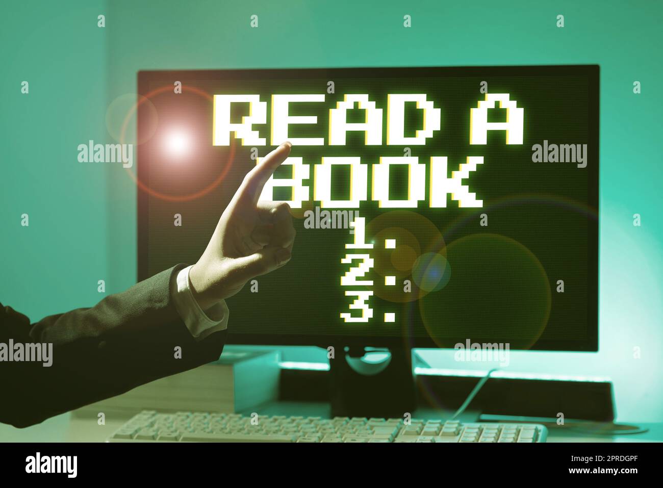 Légende conceptuelle Lire Un livre. Mot pour apprécier la littérature traditionnelle activité apprendre de nouvelles choses Businesswoman pointant d'un doigt sur message important. Banque D'Images