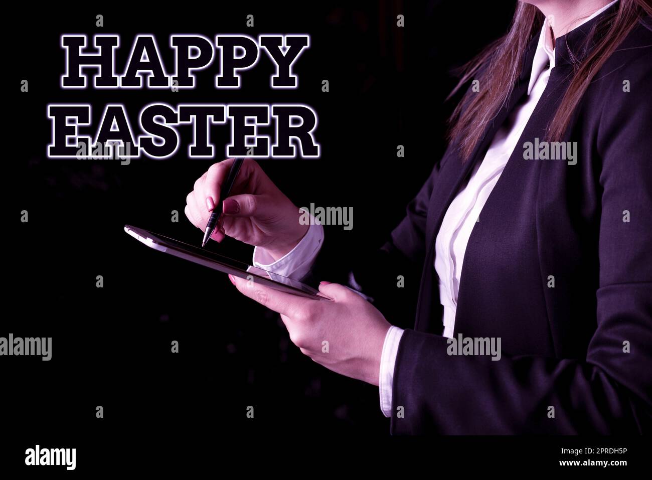 Légende conceptuelle joyeuses Pâques. Approche d'affaires Fête chrétienne commémorant la résurrection de Jésus femme d'affaires tenant la tablette d'une main et pointant avec le stylo dessus Banque D'Images