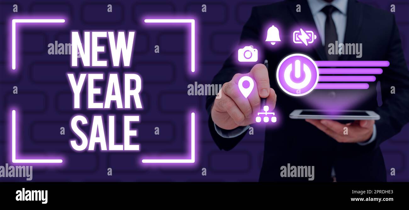 Légende du texte présentant les soldes du nouvel an. Approche d'affaires réductions finales de saison des fêtes réductions de prix Offres Homme avec stylo et tablette affiche les signes numériques utilisés pour les idées d'affaires. Banque D'Images