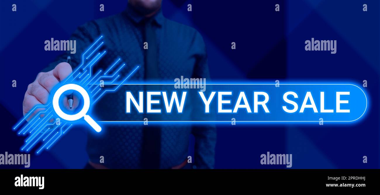 Texte présentant les soldes de la nouvelle année inspiration. Concept Internet réductions finales de saison des fêtes réductions de prix offres belle personne tenant le stylo présentant l'affichage numérique barre de recherche. Banque D'Images