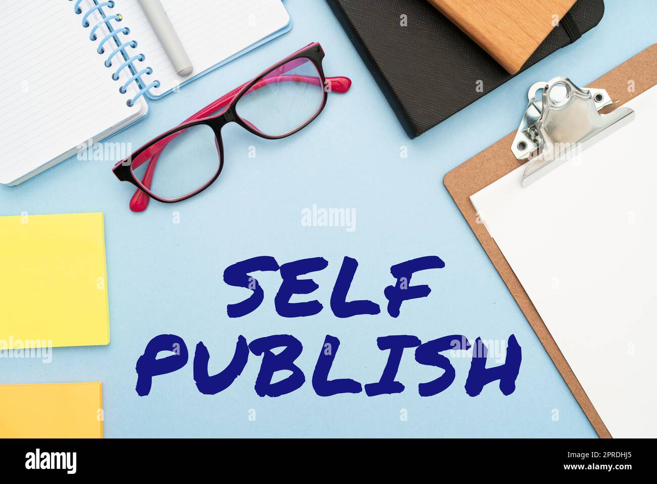 Affichage conceptuel Auto-publication. Internet concept publié le travail indépendamment et à ses frais Indie auteur flashy fournitures de bureau d'école, l'enseignement des collections d'apprentissage, l'écriture des outils Banque D'Images