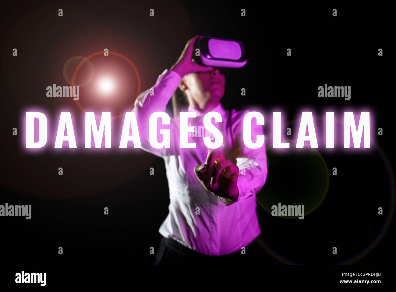 Demande de dommages-intérêts pour légende conceptuelle. Concept d'affaires demande de compensation contentieux d'assurance de fichier suit femme en utilisant le simulateur de réalité virtuelle et gesturant pendant la formation. Banque D'Images