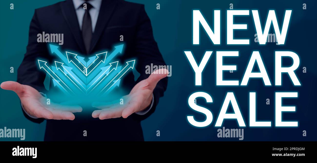 Texte présentant les soldes de la nouvelle année inspiration. Concept Internet réductions finales de la saison des fêtes réductions de prix Offres important message écrit sur papier sur le bureau avec une tasse avec crayons. Banque D'Images