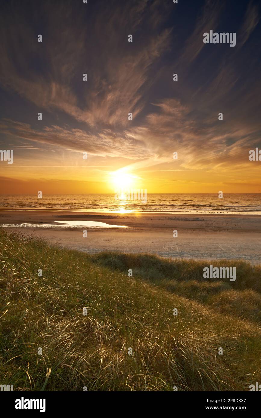 Coucher de soleil sur la plage. Une photo du coucher du soleil sur la côte de Jutland, Danemark. Banque D'Images