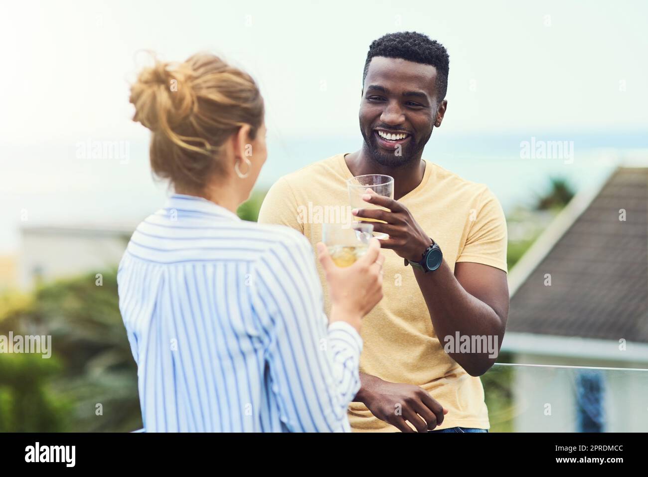 Nous avons pris un verre ici. Un jeune couple est venu prendre un verre tout en se détendant à l'extérieur pendant ses vacances. Banque D'Images