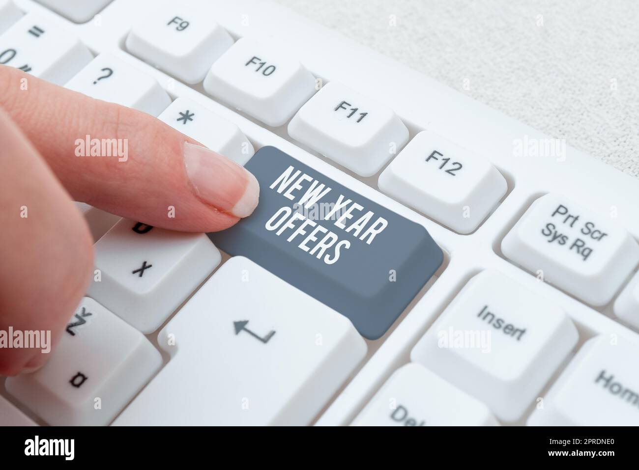 Texte présentant les offres du nouvel an inspiration. Concept Internet fin de saison des fêtes réductions de prix ventes Homme tenant Une tablette projetant Un appareil photo montrant la photographie créative. Banque D'Images