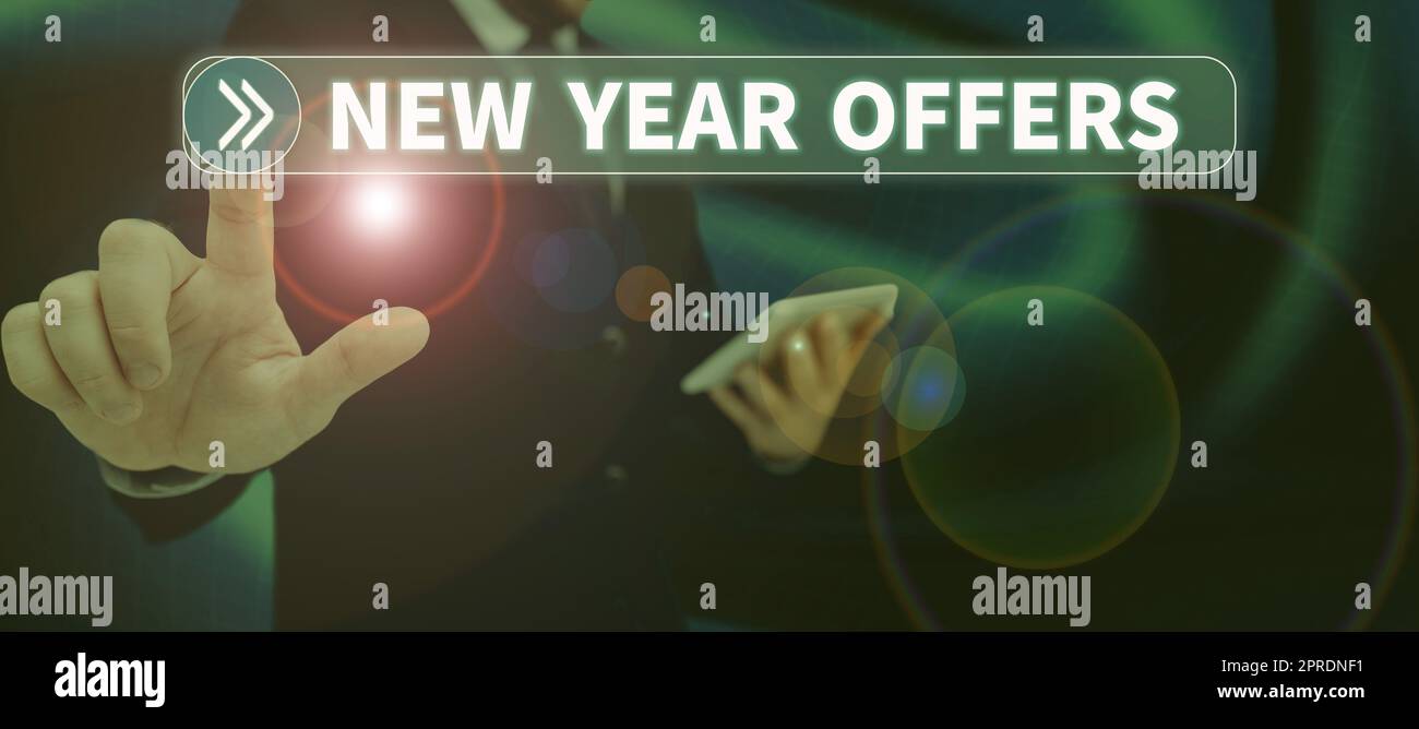 Rédaction affichant le texte des offres du nouvel an. Concept Internet réductions finales de saison des fêtes réductions de prix des ventes homme d'affaires en costume tenant bloc-notes symbolisant le travail d'équipe réussi. Banque D'Images