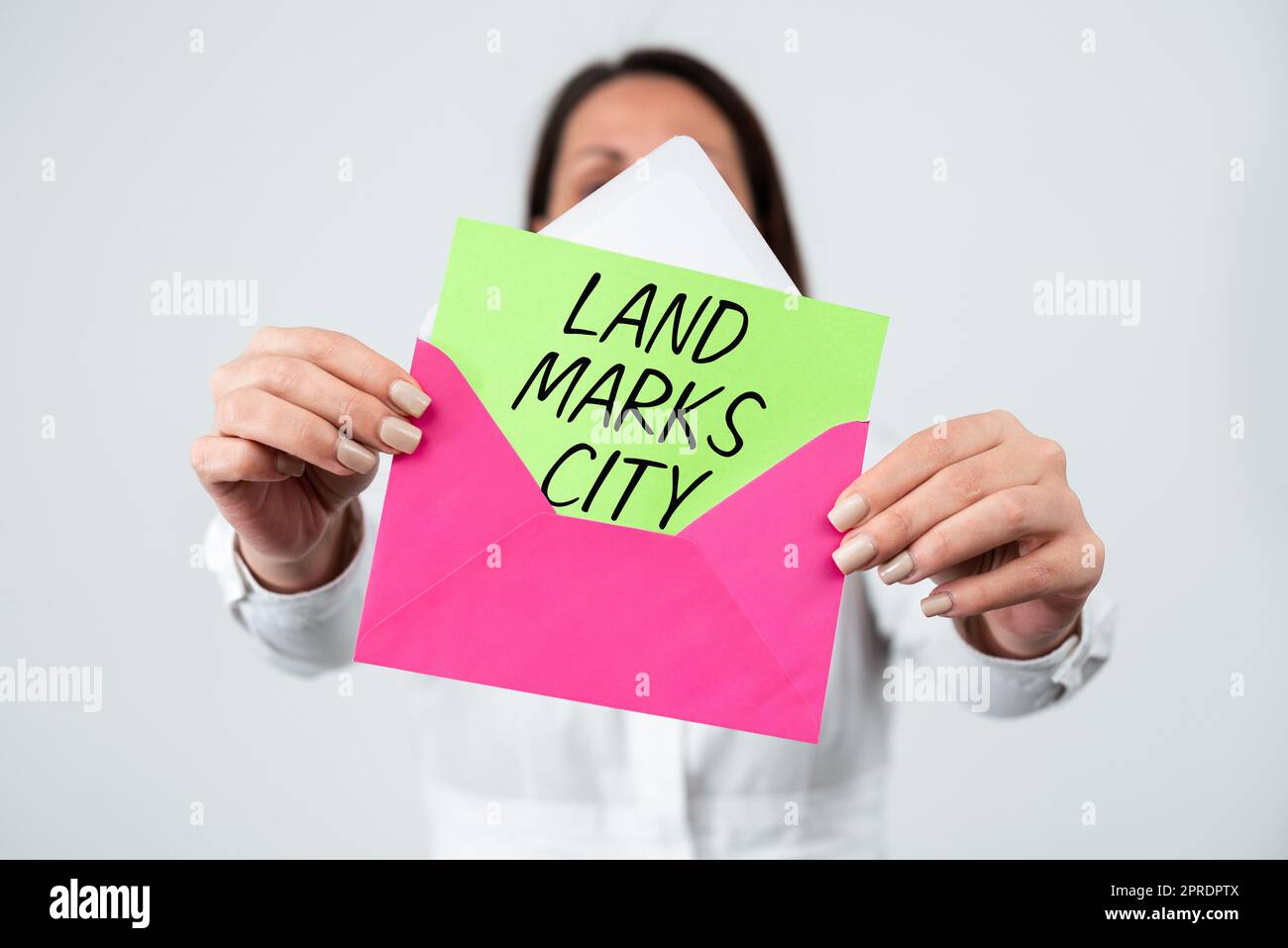 Texte montrant l'inspiration Land Marks City. Approche d'affaires lieux importants d'architecture dans les villes pour visiter la femme tenant lettre et enveloppe d'envoi d'information importante. Banque D'Images