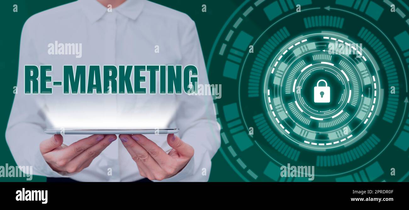 Texte montrant inspiration Re Marketing. Mot pour la stratégie pour atteindre les clients potentiels dans votre site Web femme tenant tablette par Digital Lock présentant la sécurité de réseau. Banque D'Images