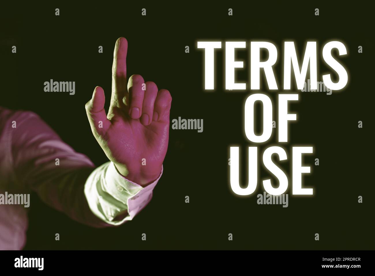 Affiche textuelle indiquant les conditions d'utilisation. Concept Internet a établi des conditions pour utiliser quelque chose politiques accords homme pointant du doigt pendant la formation professionnelle par la réalité virtuelle. Banque D'Images
