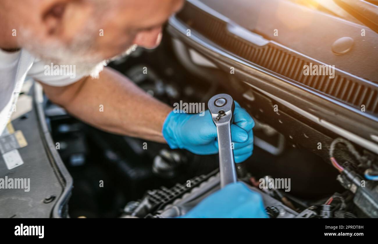 Mécanicien automobile travaillant dans un garage. Service de réparation. Banque D'Images