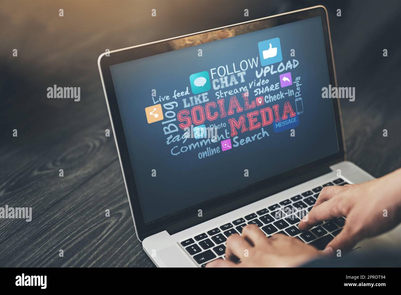 Réseaux sociaux, navigation en ligne et diffusion de contenu Internet avec un ordinateur portable et saisie manuelle sur un clavier par le dessus. Comme, commenter et s'abonner à un flux ou un blog en direct et suivre, partager ou tag Banque D'Images