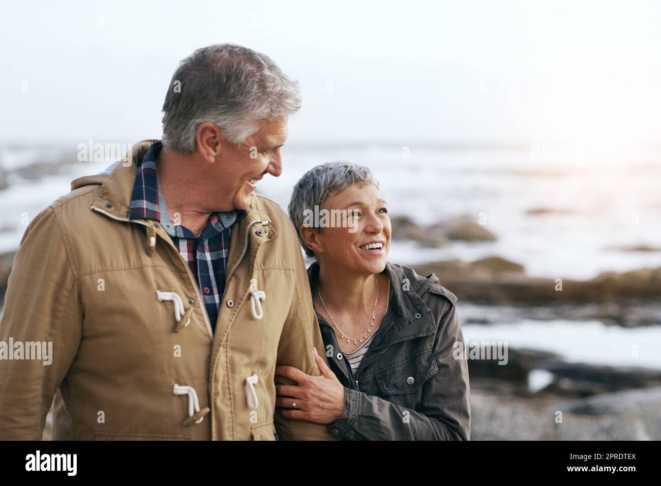 Nous avons passé de nombreux essais ensemble. Un beau couple âgé a fait une promenade à la plage. Banque D'Images