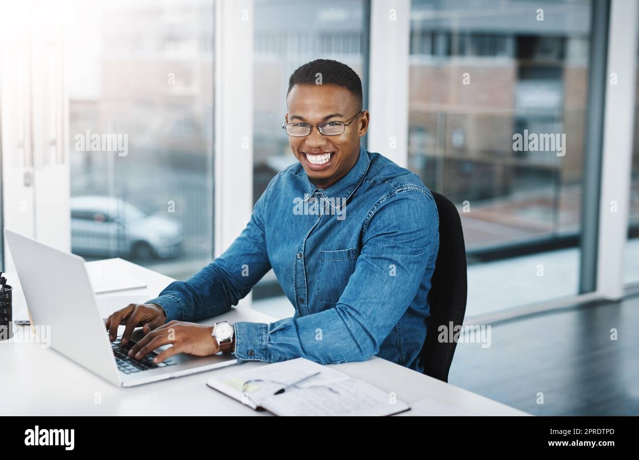 Vous seul pouvez faire de votre avenir un succès. Portrait d'un jeune homme d'affaires travaillant à son bureau dans un bureau moderne. Banque D'Images