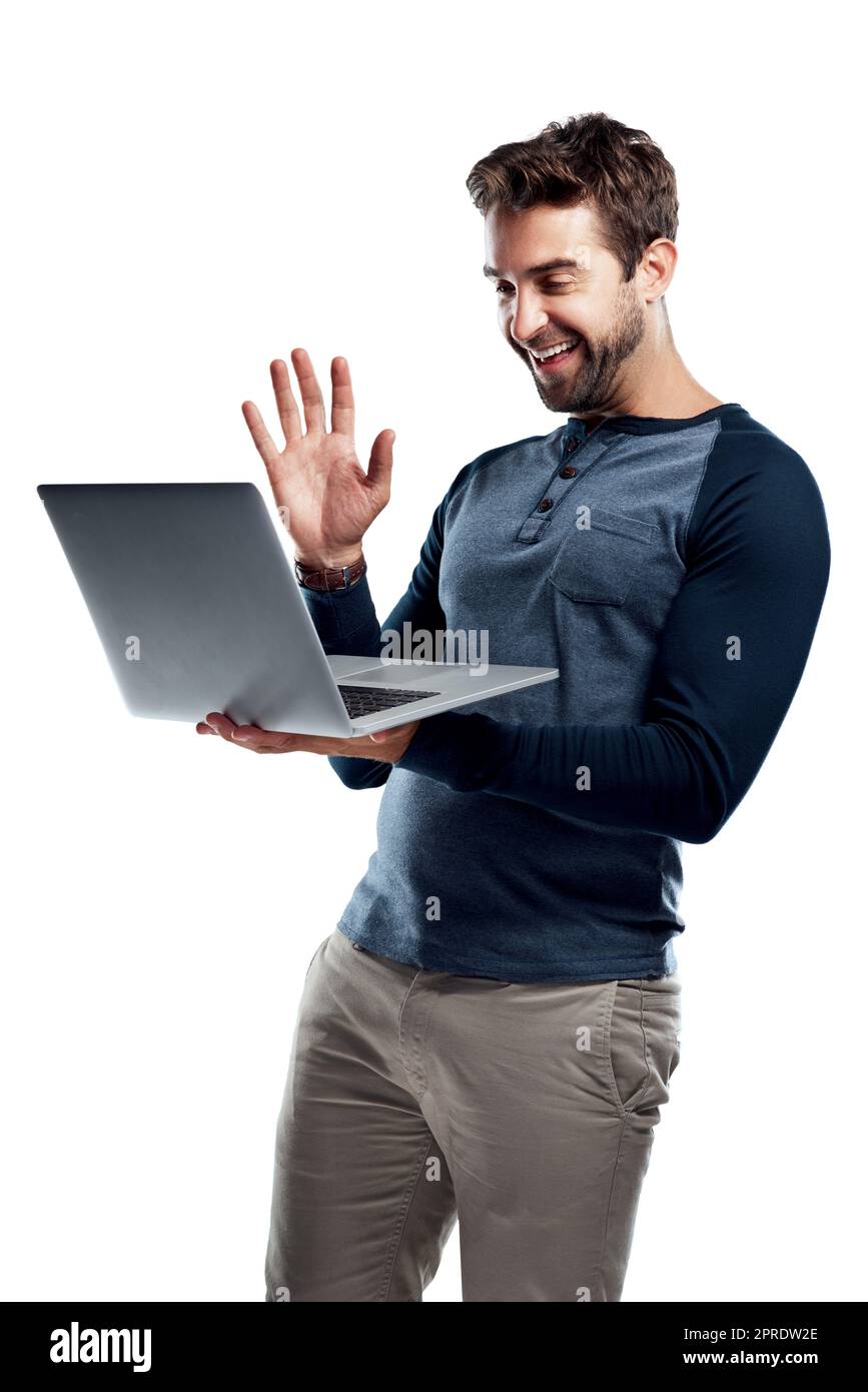 Bonjour pouvez-vous me voir. Studio photo d'un beau jeune homme à l'aide d'un ordinateur portable et en agitant sur un fond blanc. Banque D'Images