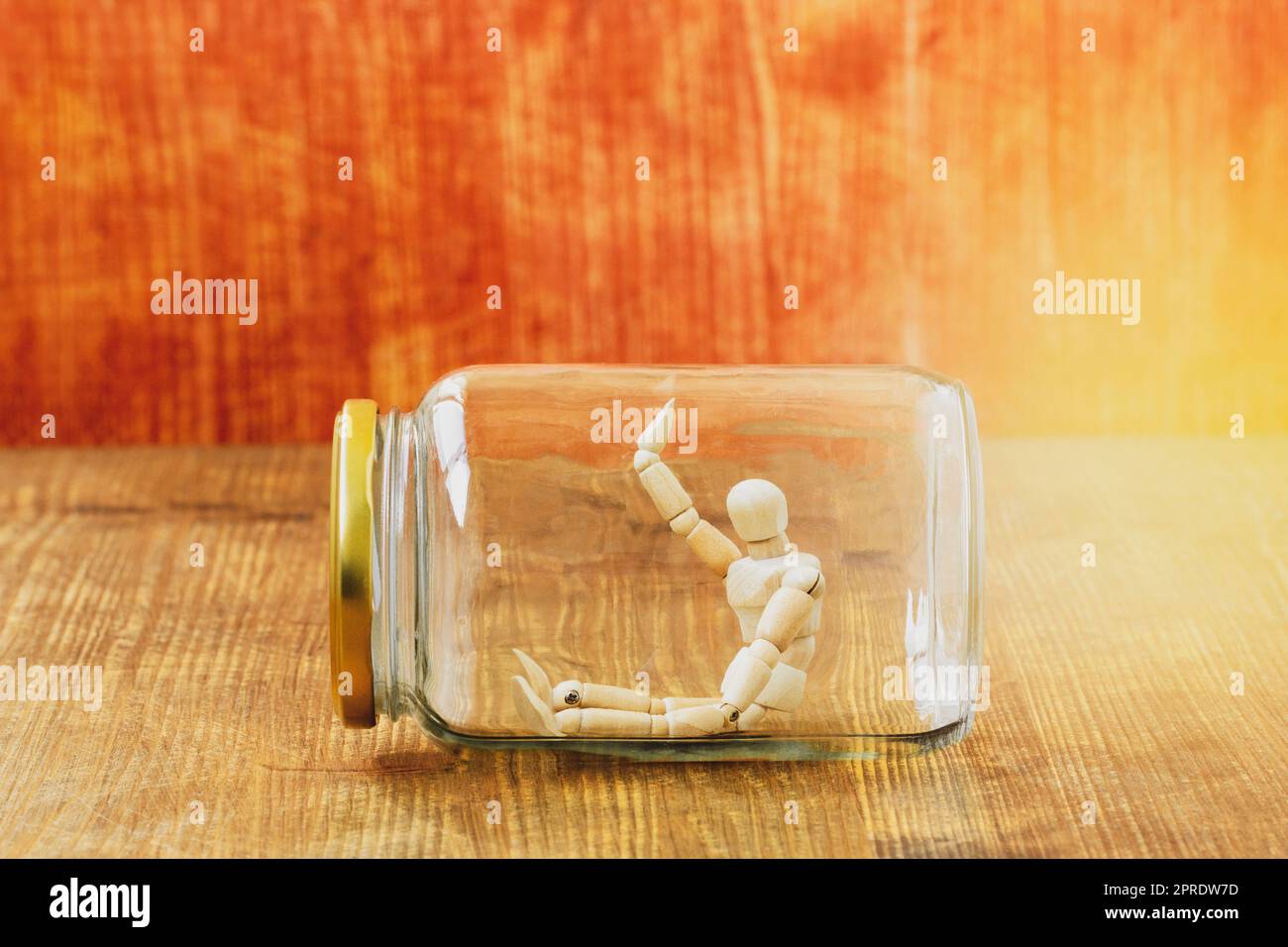 Mannequin assis seul à l'intérieur d'un pot en verre Banque D'Images
