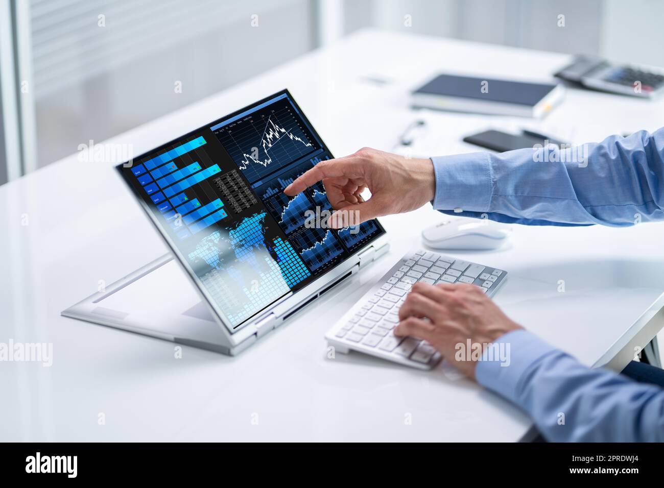 Analyste de données utilisant l'ICP d'analyse de données Banque D'Images