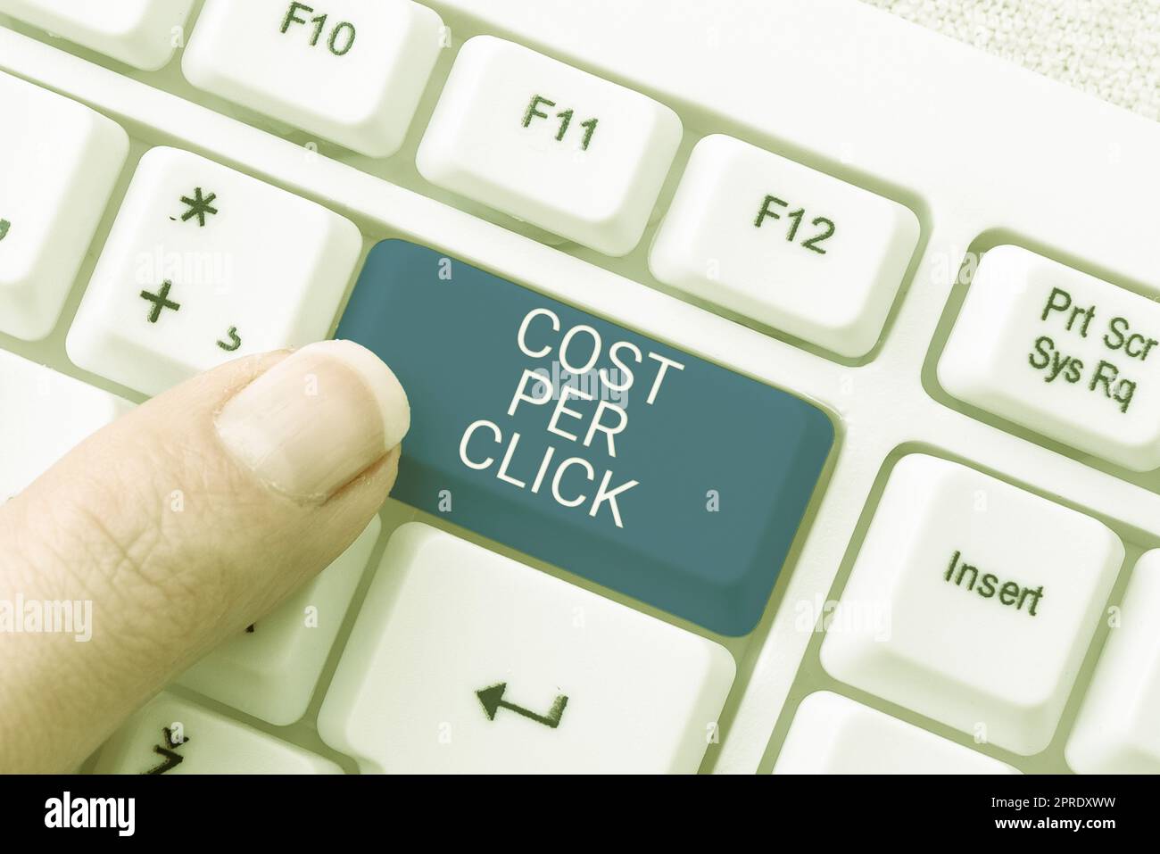 Affiche textuelle indiquant le coût par clic. Concept signification payer une quantité d'argent chaque fois qu'une personne visite un site Web homme d'affaires en costume tenant bloc-notes symbolisant un travail d'équipe réussi. Banque D'Images