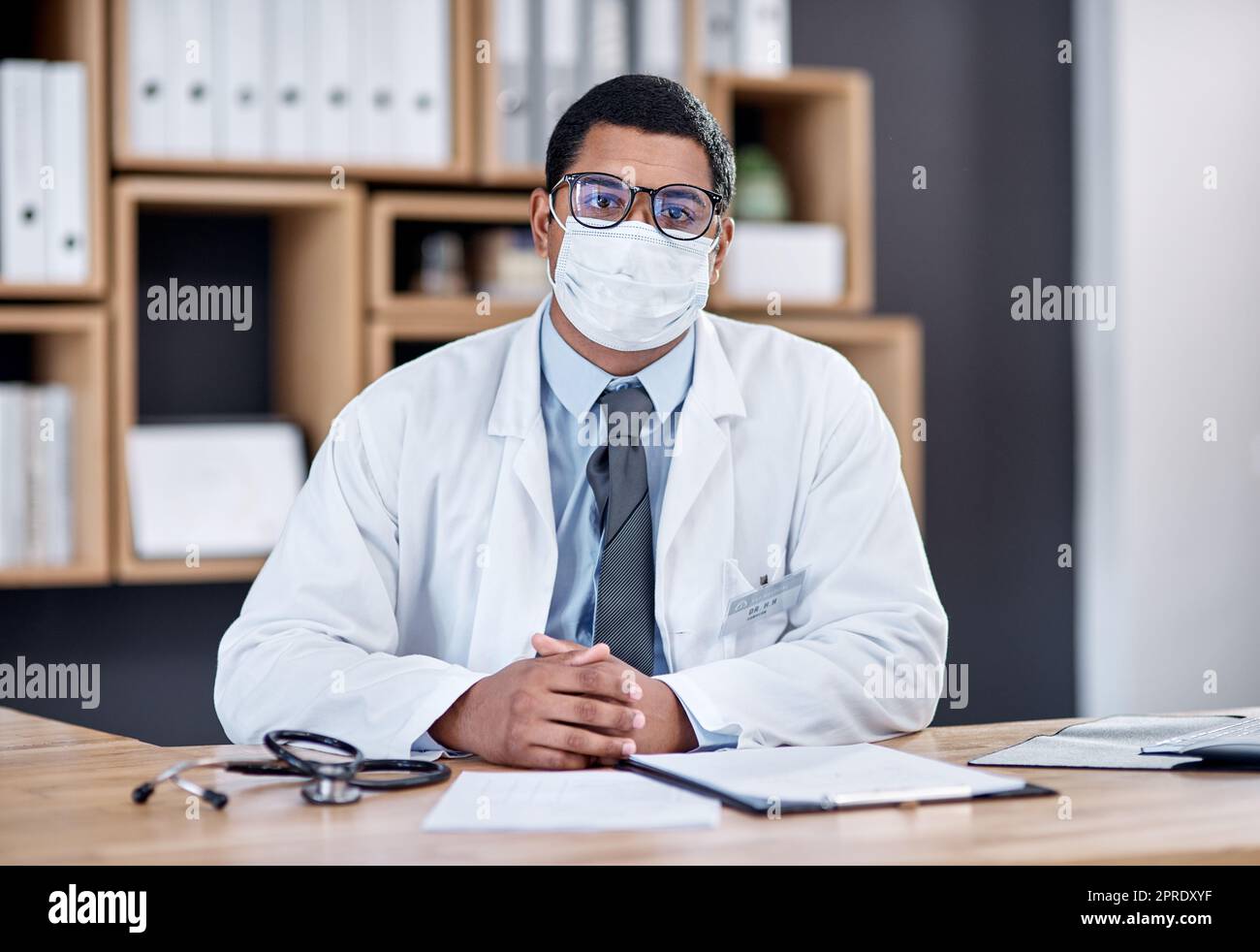 Médecin portant un masque de covid en clinique pour prévenir la propagation du virus, de la maladie ou de la maladie pandémique en consultation à l'hôpital. Portrait d'un professionnel de la santé, professionnel de la santé, travailleur de première ligne, prêt à traiter les gens Banque D'Images