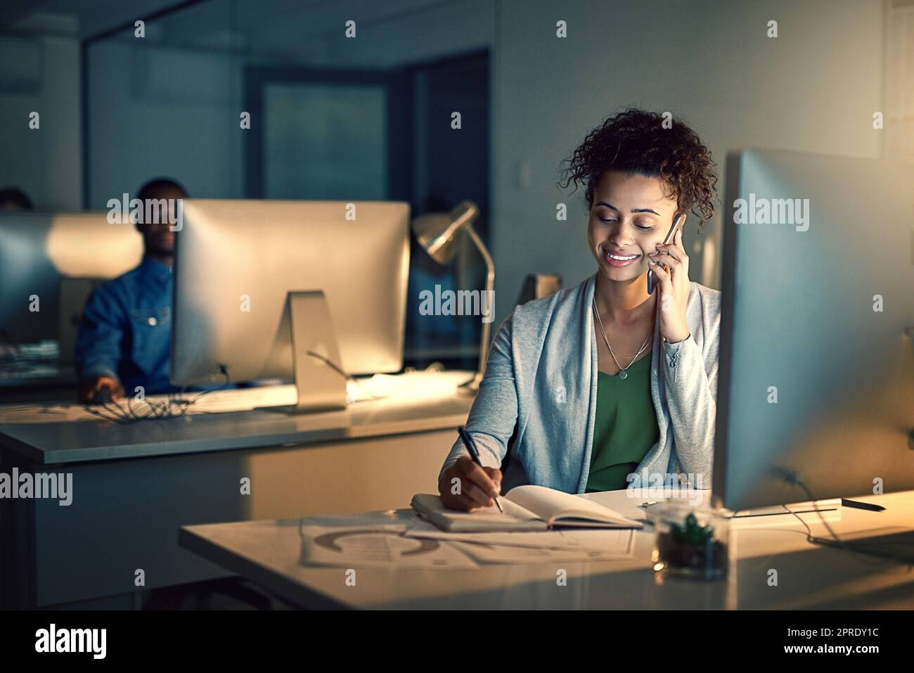 Shes un pro quand il s'agit de gérer plusieurs tâches. Une jeune femme d'affaires travaillant tard dans un bureau. Banque D'Images