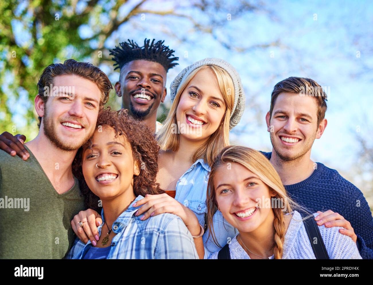 Séjour sur le campus, temps de détente. Portrait d'un groupe d'étudiants divers qui traînaient ensemble à l'extérieur du campus. Banque D'Images