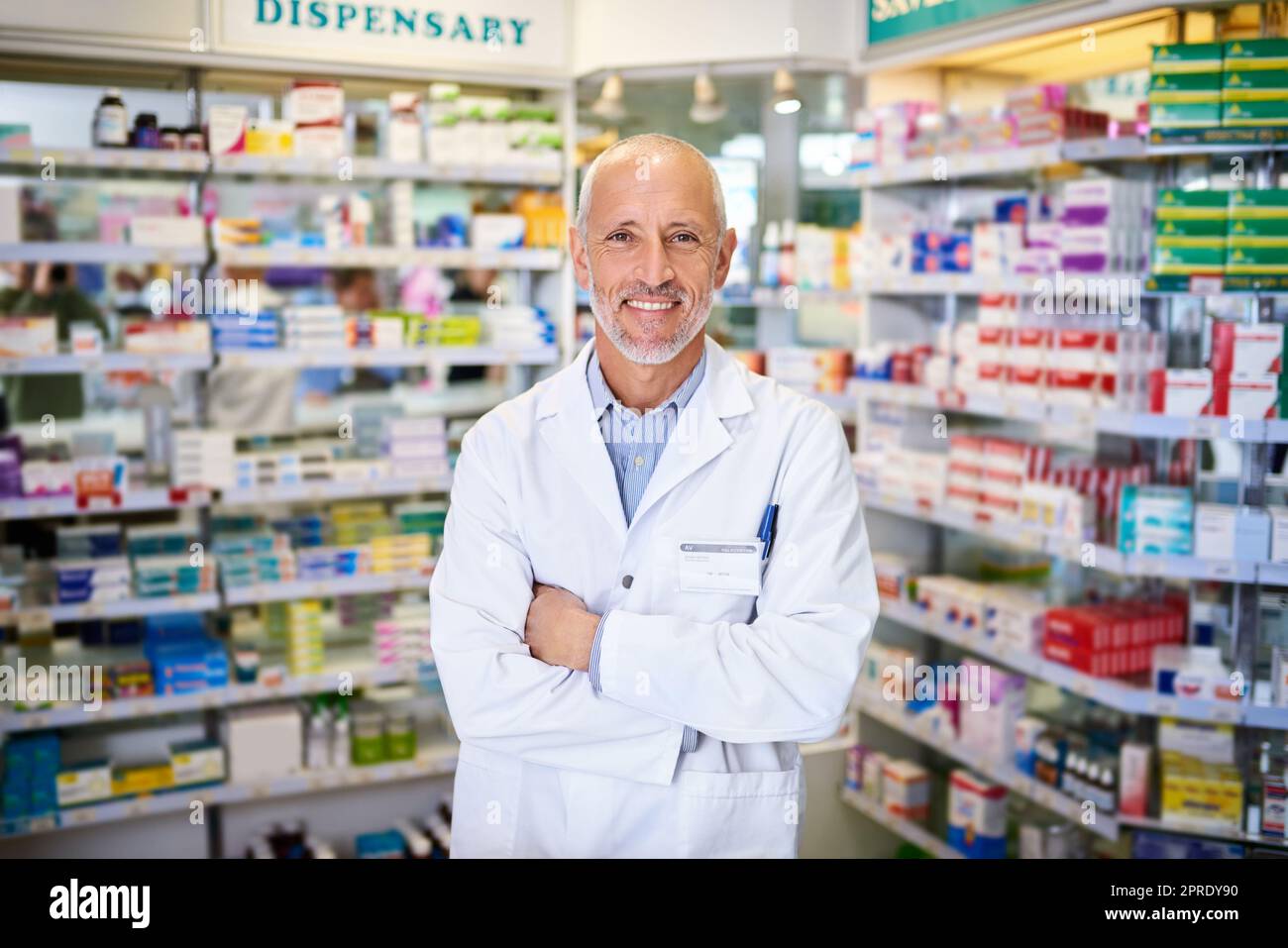 Ici pour vous aider à donner à votre santé le coup de pouce dont elle a besoin. Portrait d'un pharmacien mature travaillant dans un chimiste. Banque D'Images