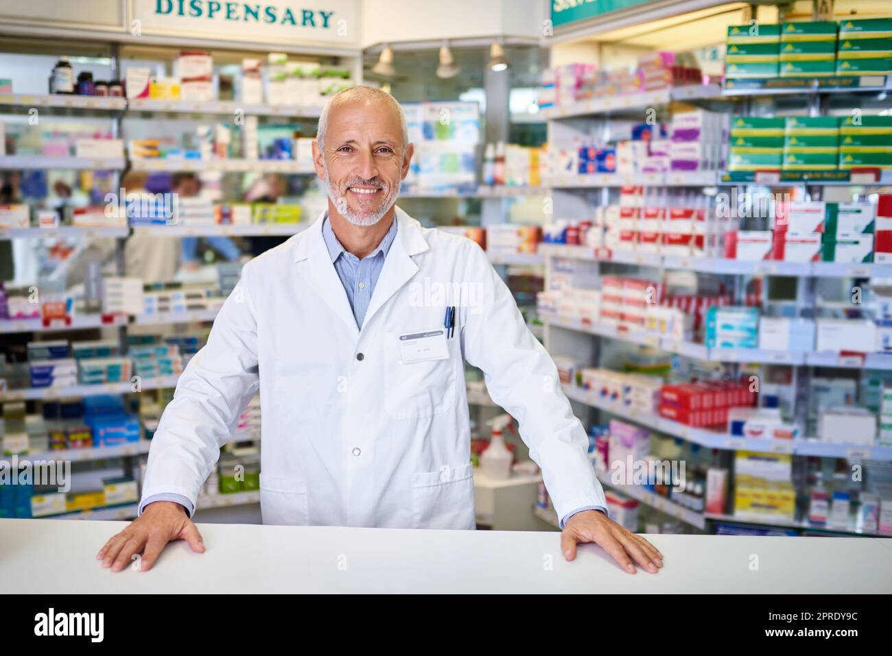 Toujours prêt à fournir des conseils de santé judicieux. Portrait d'un pharmacien mature travaillant dans un chimiste. Banque D'Images