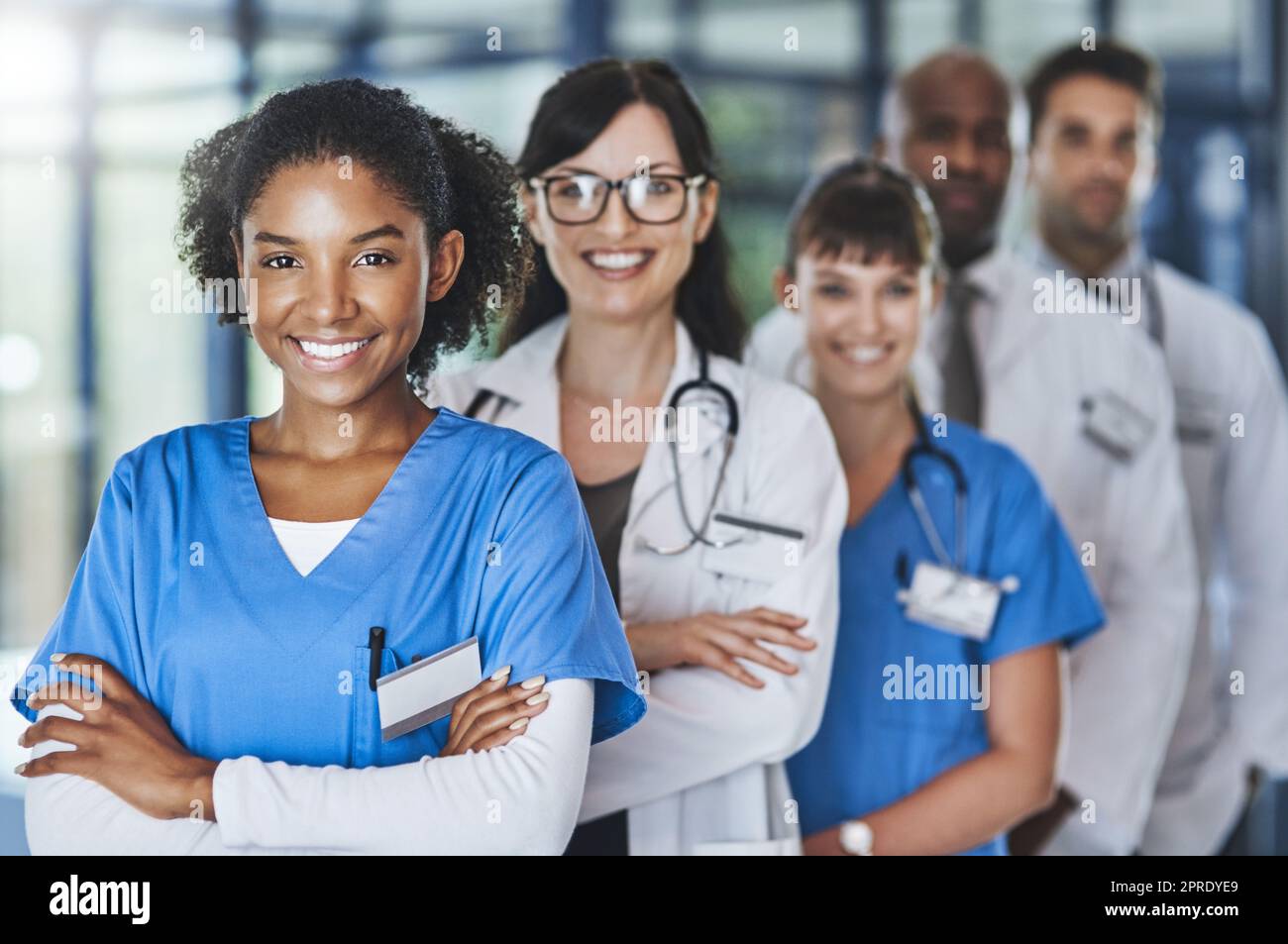 Votre santé est dans notre meilleur intérêt. Portrait d'une équipe diversifiée de médecins debout ensemble dans un hôpital. Banque D'Images