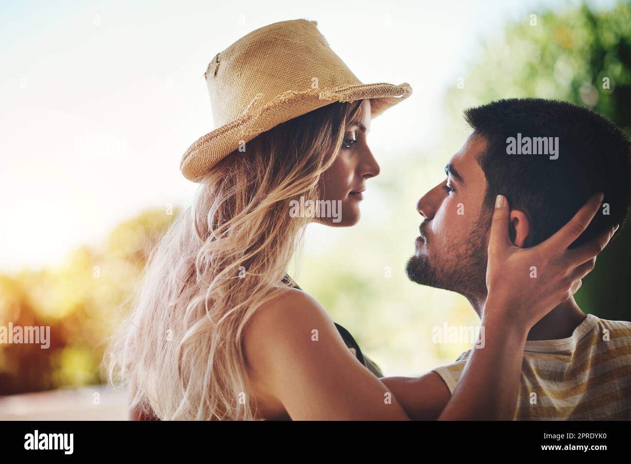 Je pouvais me perdre dans ces yeux... un jeune couple affectueux partageant un moment intime dehors sur leur balcon. Banque D'Images