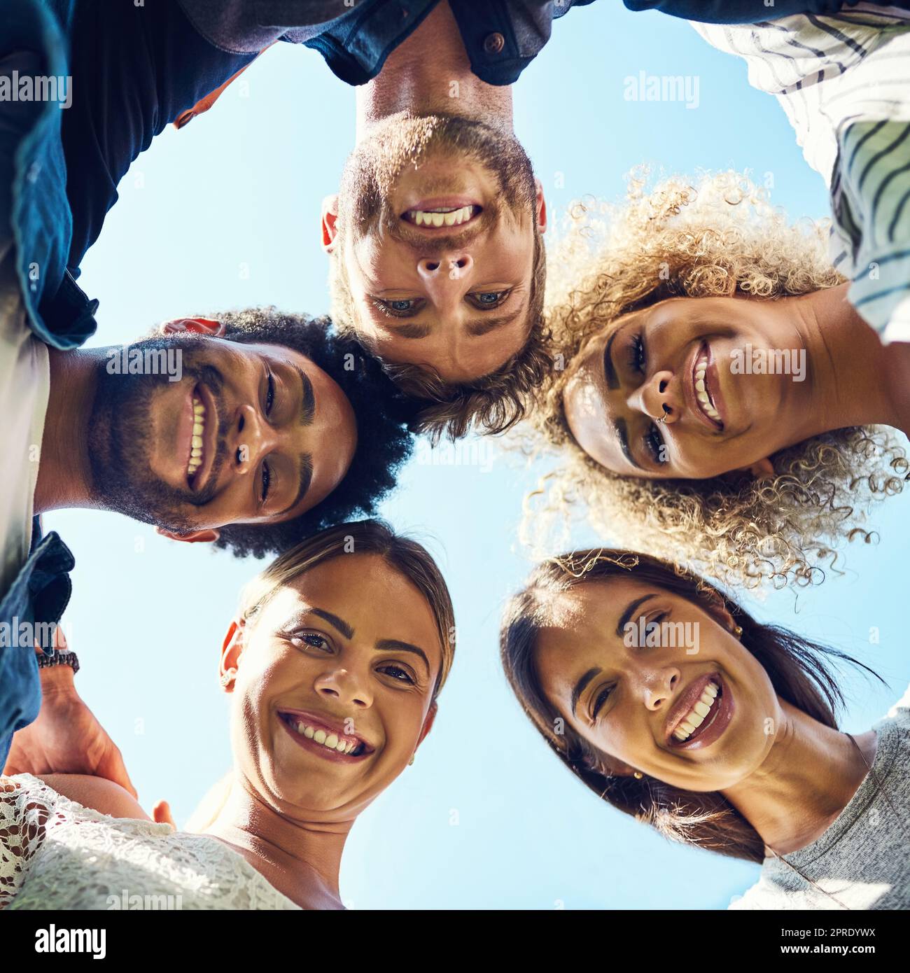 C'est toujours un bon jour quand étaient ensemble. Portrait d'un groupe d'amis qui se réunissent la tête lors d'un caucus. Banque D'Images