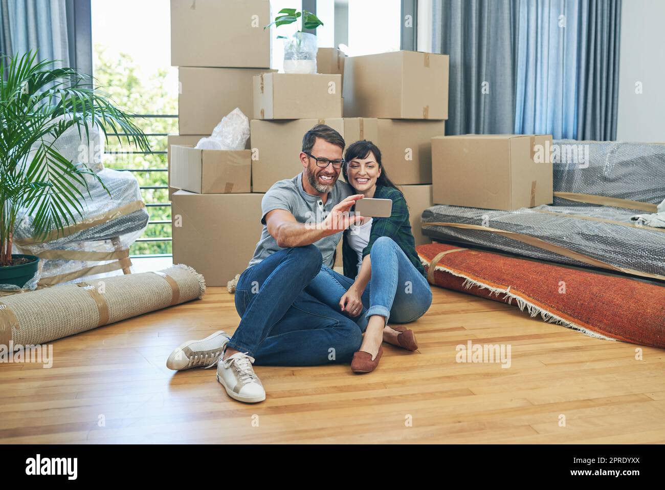 Le premier jour de nos nouvelles digs. Un couple heureux prenant des selfies ensemble le jour de déplacement. Banque D'Images